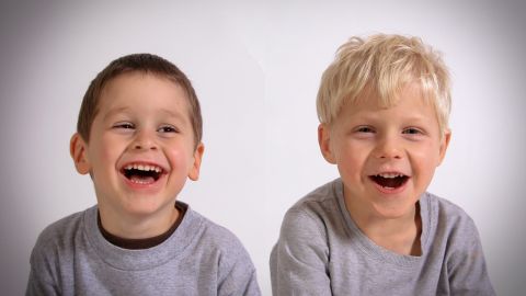 Ni&ntilde;os ri&eacute;ndose