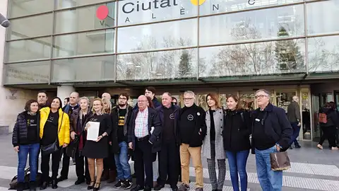 La presidenta de la Asociación junto a otros miembros de la misma a la conclusión del juicio. SENTENCIA METRO VALENCIA