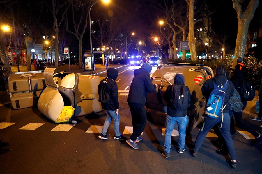 Barricadas con contenedores frente al Parlament en una protesta en apoyo a Torra Barricadas con contenedores frente al Parlament en una protesta en apoyo a Torra