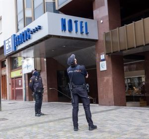 Varios policías observan el techo del hotel de Logroño Varios policías observan el techo del hotel de Logroño
