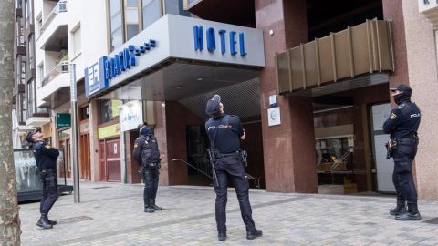 Varios polic&iacute;as observan el techo del hotel de Logro&ntilde;o