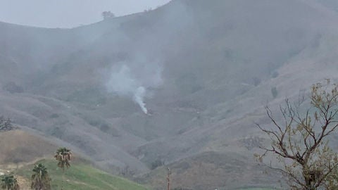 Una columna de humo en el lugar donde choc&oacute; el helic&oacute;ptero de Kobe Bryant