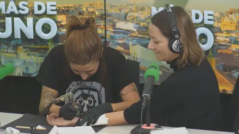 Alicia Heras se hace un tatuaje en directo Alicia Heras se hace un tatuaje en directo