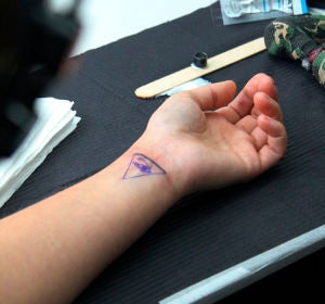 Alicia Heras se tatua en directo en Más de uno Alicia Heras se tatua en directo en Más de uno