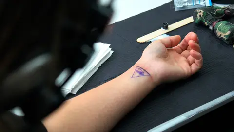 Alicia Heras se tatua en directo en Más de uno Alicia Heras se tatua en directo en Más de uno