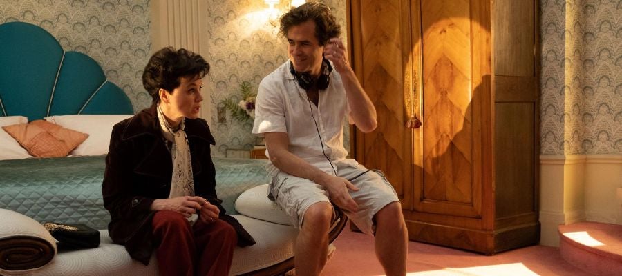 La actriz Renée Zellweger y el director Rupert Goold conversan en una pausa del rodaje de 'Judy' La actriz Renée Zellweger y el director Rupert Goold conversan en una pausa del rodaje de 'Judy'