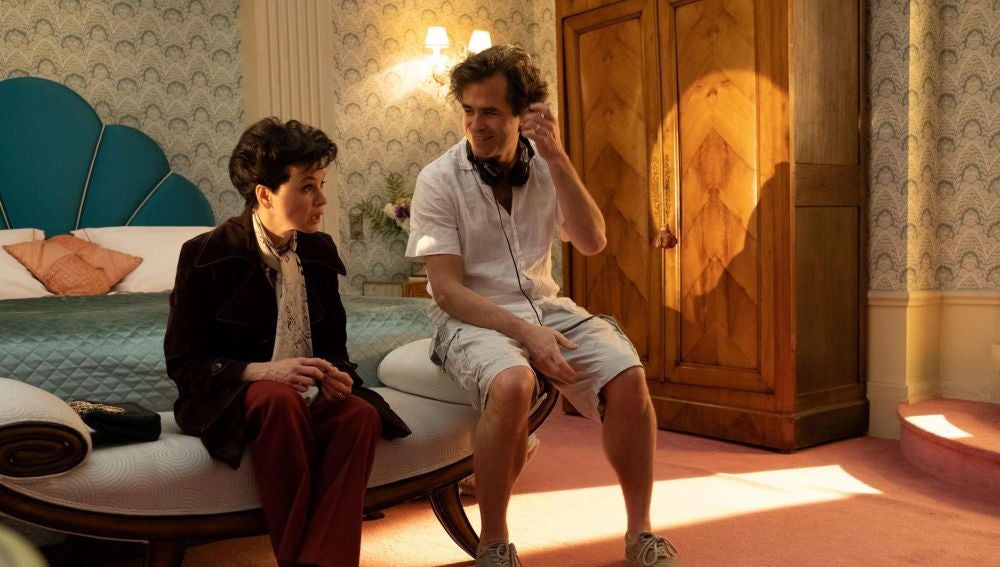 La actriz Renée Zellweger y el director Rupert Goold conversan en una pausa del rodaje de 'Judy'