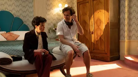 La actriz Renée Zellweger y el director Rupert Goold conversan en una pausa del rodaje de 'Judy' Zellweger da vida a la también actriz Judy Garland durante sus últimos meses de vida profesional