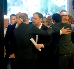 Oriol Junqueras se abraza a Quim Torra a su llegada al Parlament Oriol Junqueras se abraza a Quim Torra a su llegada al Parlament