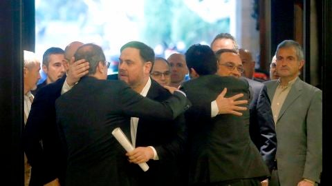 Oriol Junqueras se abraza a Quim Torra a su llegada al Parlament