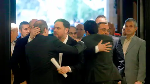 Oriol Junqueras se abraza a Quim Torra a su llegada al Parlament Oriol Junqueras se abraza a Quim Torra a su llegada al Parlament