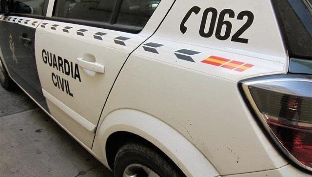 La Guardia Civil auxilio a una familia que quedó atrapada en un vehículo