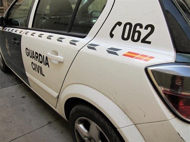 La Guardia Civil auxilia a una familia en Criptana que había quedado atrapada con su vehículo La Guardia Civil auxilia a una familia en Criptana que había quedado atrapada con su vehículo