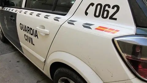 La Guardia Civil auxilio a una familia que quedó atrapada en un vehículo La Guardia Civil auxilio a una familia que quedó atrapada en un vehículo