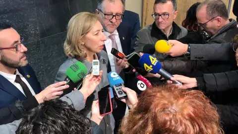 La consellera delegada de Porcelanosa, MªJosé Soriano junt amb el president de la Diputació Pepe Martí i l´alcalde José Benlloch durant la inauguració de la Mostra de Porcelanosa Grup. L´alcalde ha fet l´anunci durant la inauguració de la XXVII Mostra Internacional d´Arquitectura Global i Diseny Interior de Porcelanosa Grupo.