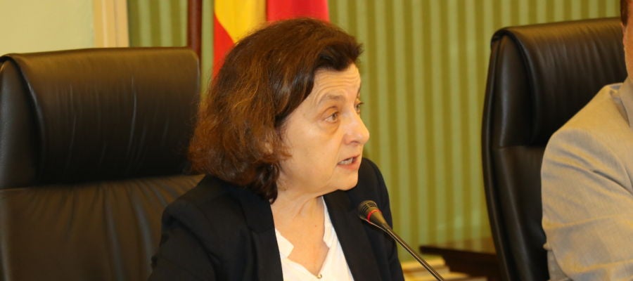 La Consellera, Fina Santiago, durante su comparecencia en el Parlament, para explicar los presuntos casos de explotación sexual de menores tutelados por el IMAS. La Consellera, Fina Santiago, durante su comparecencia en el Parlament, para explicar los presuntos casos de explotación sexual de menores tutelados por el IMAS.