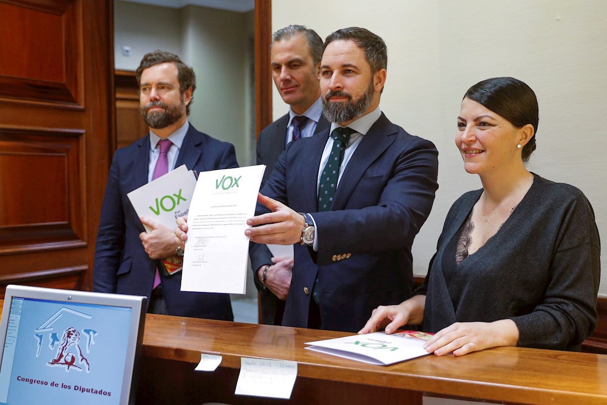 Abascal asegura que cada vez le ve más "cara de presidenta" de la Junta de Andalucía a Macarena Olona Abascal asegura que cada vez le ve más "cara de presidenta" de la Junta de Andalucía a Macarena Olona