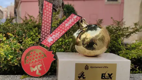 La medalla y el trofeo que se iban a entregar en la Media Maratón Interncional 'Ciudad de Elche' del año 2020. MEDIA MARATÓN