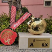 La medalla y el trofeo que se iban a entregar en la Media Maratón Interncional 'Ciudad de Elche' del año 2020.