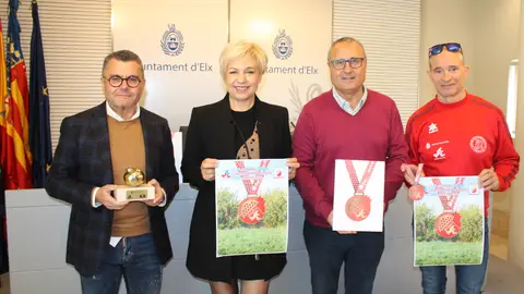 Francisco Oliva, Susi Díaz, Vicente Alberola y José Valeriano Zapata, en la presentación de la nueva imagen de la Media Maratón Internacional 'Ciudad de Elche'. MEDIA MARATÓN