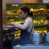 Una mujer en un comercio en China, en plena epidemia de coronavirus Una mujer en un comercio en China, en plena epidemia de coronavirus