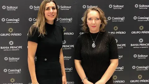 La vicepresidenta de Marketing y Comunicación de Grupo Piñero, Isabel Piñero, posa junto a Elka Dimitrova de Onda Cero Mallorca. Fitur 2020