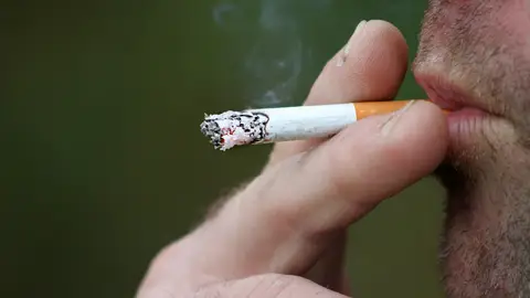 hombre fumando hombre fumando