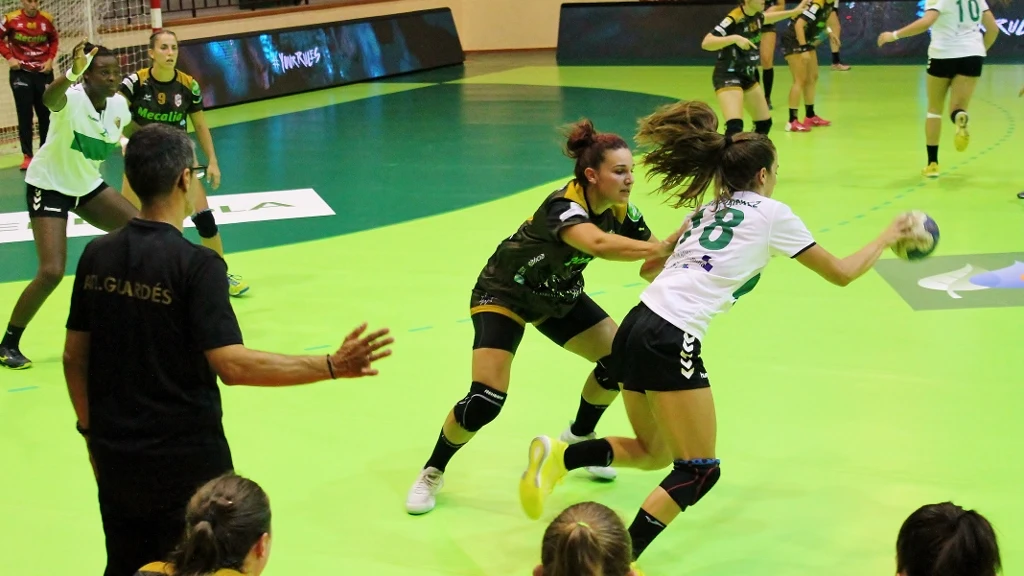 El Mecalia Atlético Guardés venció en la primera jornada de la Liga Guerreras Iberdrola en el pabellón Esperanza Lag. BALONMANO