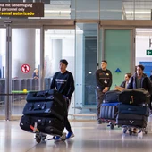 Varios de los jugadores del Wuhan Zall chino a su llegada al Aeropuerto de Málaga Varios de los jugadores del Wuhan Zall chino a su llegada al Aeropuerto de Málaga