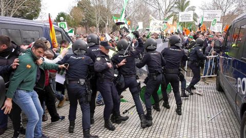 La Polic&iacute;a carga contra los manifestantes agricultores en Don Benito