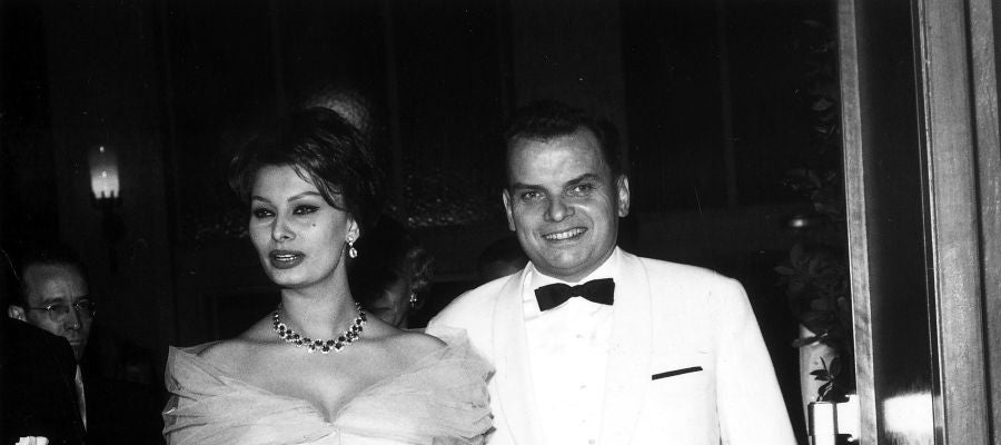 Alfred Bauer y Sofía Loren, durante una de las primeras ediciones de la Berlinale del primero como director Alfred Bauer y Sofía Loren, durante una de las primeras ediciones de la Berlinale del primero como director