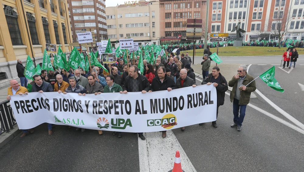 Manifestación en defensa del trabajo de todos los agricultores y ganaderos de la provincia. Una movilización convocada de forma conjunta por Asaja, UPA y COAG, que apoya el PP Manifestación en defensa del trabajo de todos los agricultores y ganaderos de la provincia. Una movilización convocada de forma conjunta por Asaja, UPA y COAG, que apoya el PP