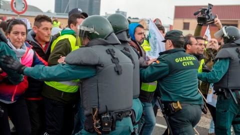 Olivareros en Ja&eacute;n cortan autov&iacute;as en protesta por los precios del aceite de oliva.