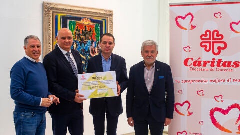 Entrega do cheque de 740 Euros