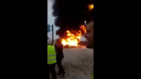 Los agricultores cortan la A-4 en Jaén quemando neumáticos en protesta por la precariedad del sector Los agricultores cortan la A-4 en Jaén quemando neumáticos en protesta por la precariedad del sector