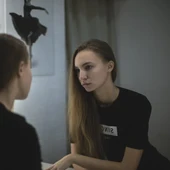 Una chica mirándose en el espejo de un baño Una chica mirándose en el espejo de un baño