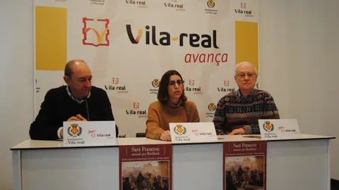 La regidora de Tradicions i respresentants de la parròquia de Sant Francesc d´Assís. L´AJuntament de Vila-real ha signat un conveni de col-laboració amb la parroquia de Sant Francesc d´Assís de 7.500 euros.