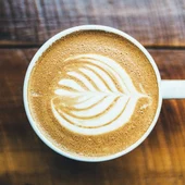una taza de café sobre una mesa una taza de café sobre una mesa