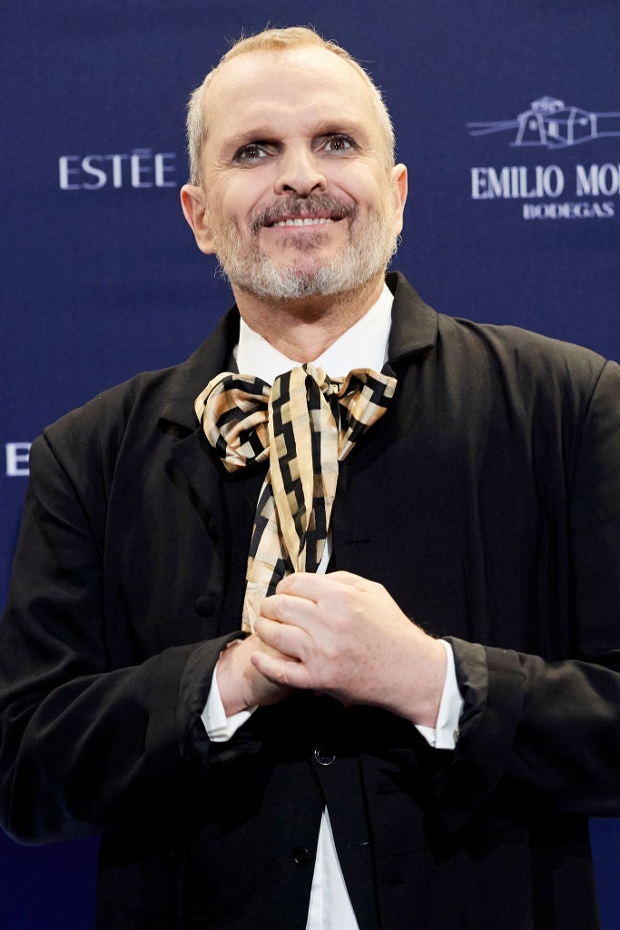 Miguel Bosé vuelve a la carga contra Pedro Sánchez y denuncia haber sufrido "censura" en Facebook Miguel Bosé vuelve a la carga contra Pedro Sánchez y denuncia haber sufrido "censura" en Facebook