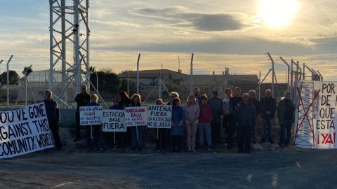 Vecinos concentrados en la parcela donde se ha instalado la antena de telefon&iacute;a m&oacute;vil.