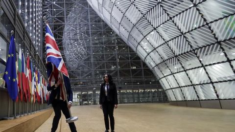 Retiran la bandera de Reino Unido Retiran la bandera de Reino Unido