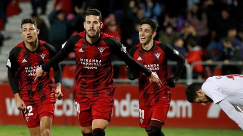 Los jugadores del Mirand&eacute;s celebran un gol ante el Sevilla