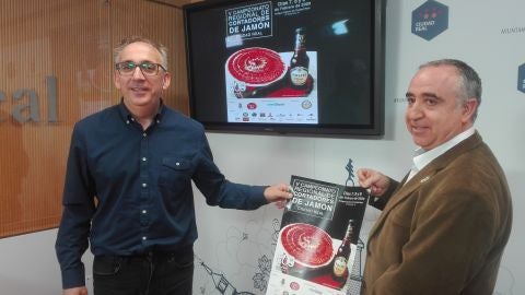 Pedro Maroto y Jos&eacute; Manuel Morales con el cartel anunciador del campeonato