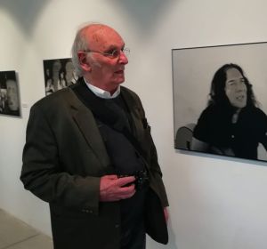 Carlos Saura recorriendo su exposición. Carlos Saura recorriendo su exposición.
