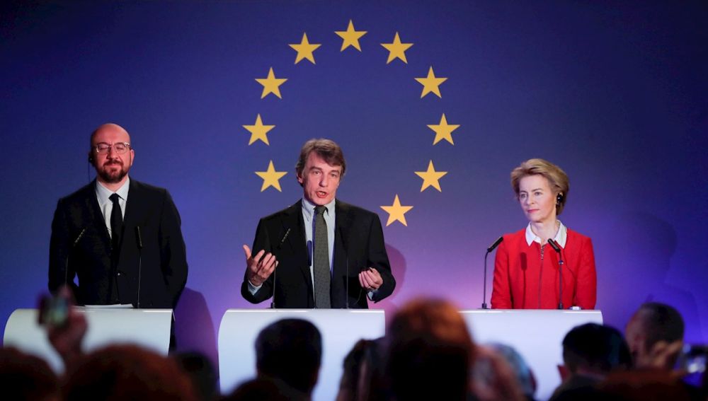 La presidenta de la Comisión Europea, Ursula von der Leyen, el del Parlamento Europeo, David Sassoli, y el del Consejo Europeo, Charles Michel