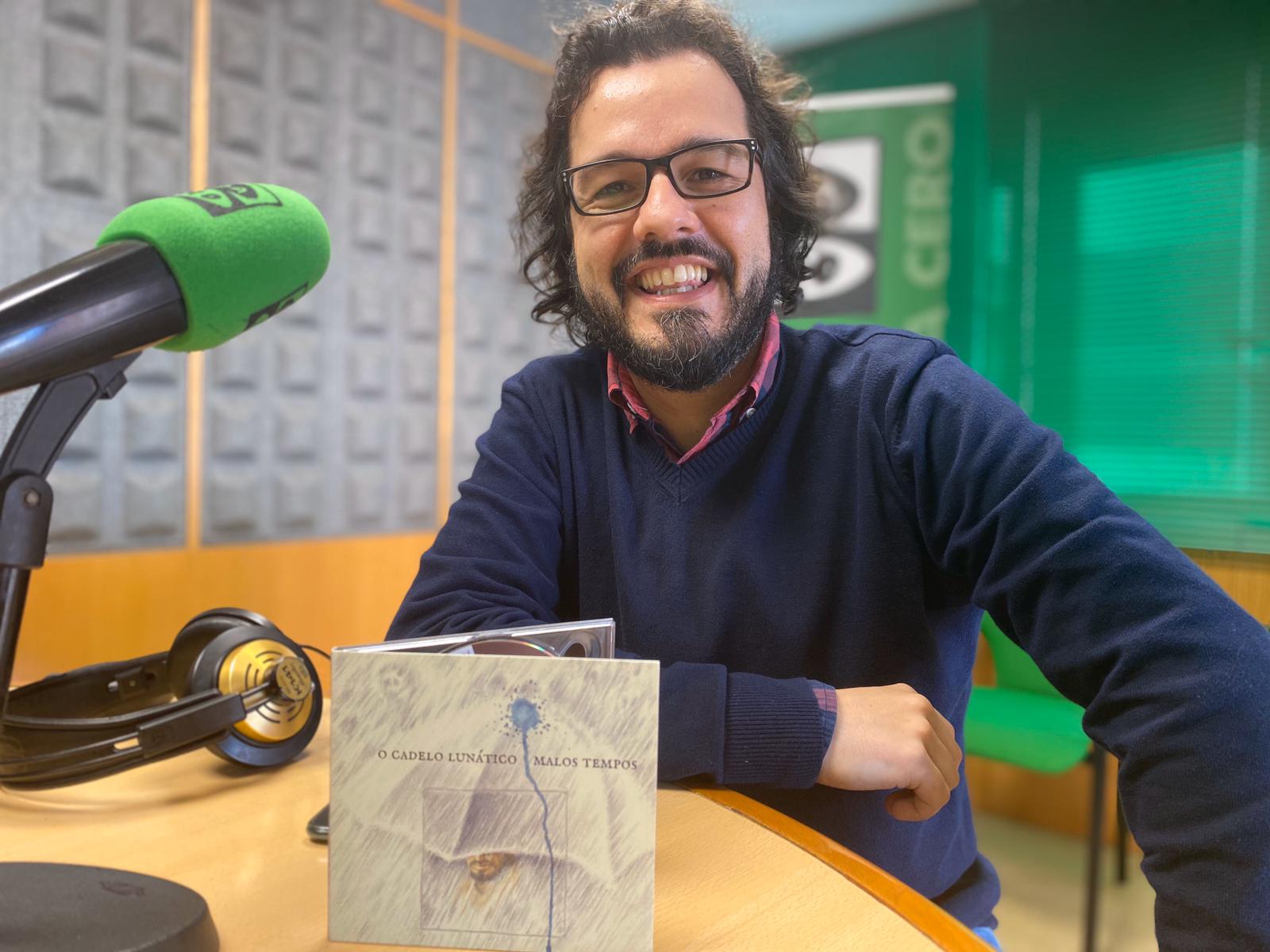 Cántamo en galego co Cadelo Lunático de Javier Prado Cántamo en galego co Cadelo Lunático de Javier Prado