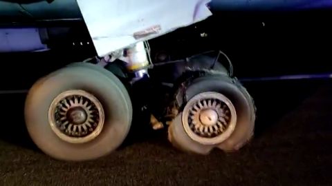 As&iacute; quedaron la rueda y el motor del avi&oacute;n de Air Canada que aterriz&oacute; de emergencia en Barajas
