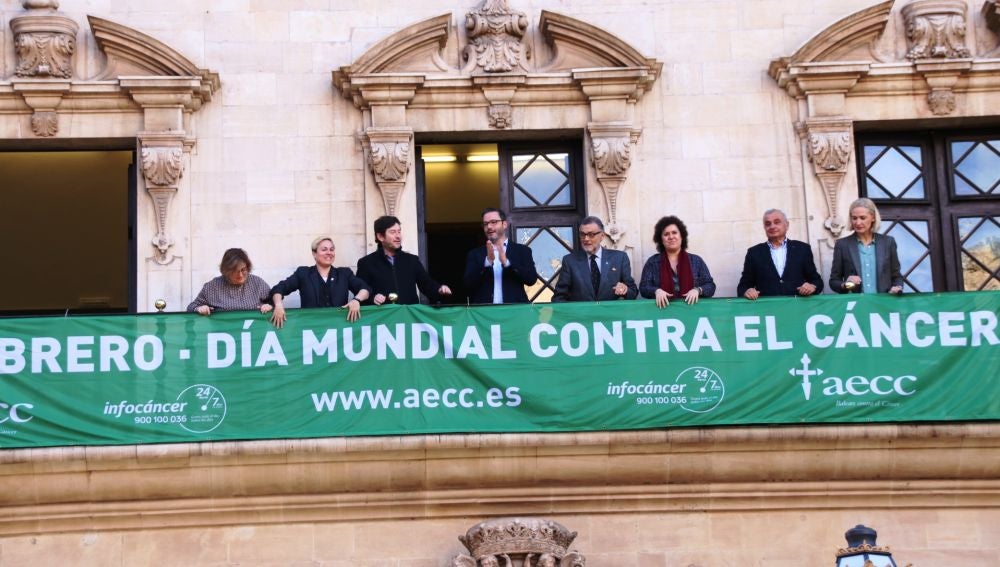 El Alcalde de Palma, José Hila, junto al Presidente de la AECC en Baleares, Javier Cortés, en el balcón de Cort. 
