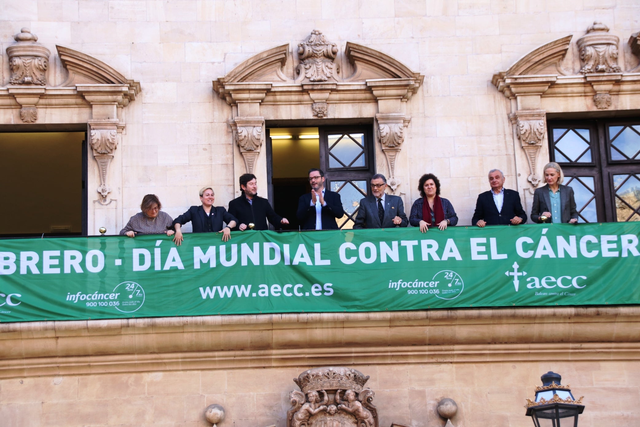 La fachada de Cort se suma a la conmemoración del Día Mundial contra el cáncer La fachada de Cort se suma a la conmemoración del Día Mundial contra el cáncer