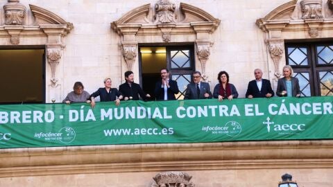 El Alcalde de Palma, Jos&eacute; Hila, junto al Presidente de la AECC en Baleares, Javier Cort&eacute;s, en el balc&oacute;n de Cort. 